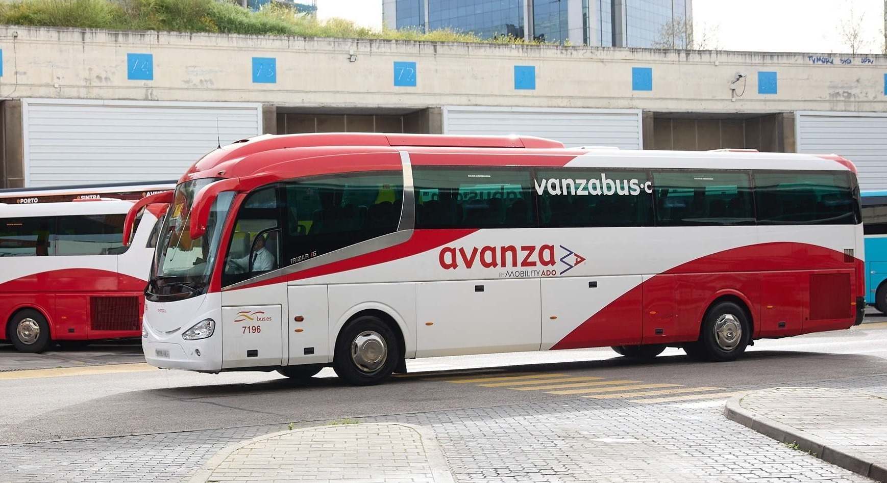 Un autobús en una estación.