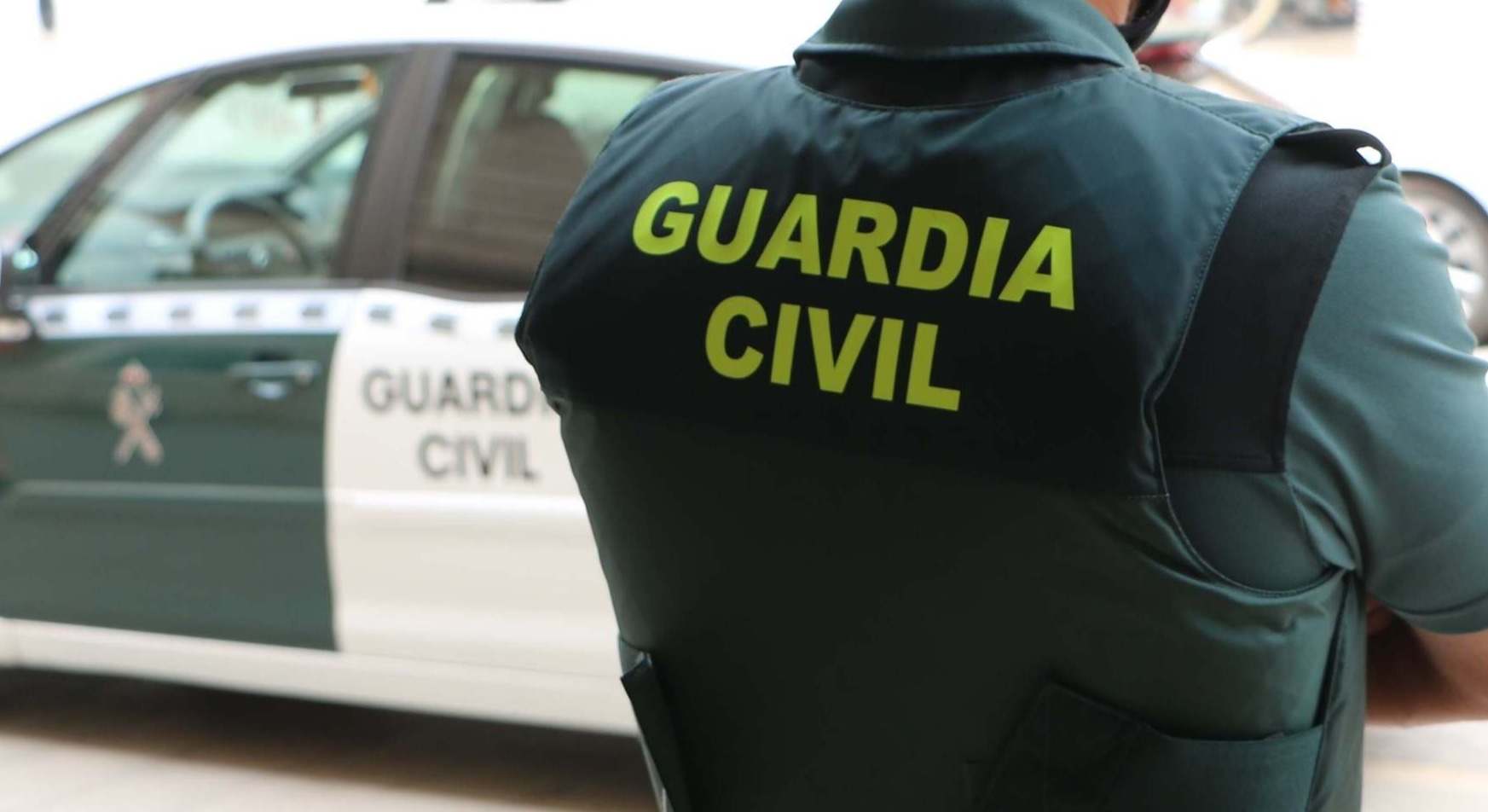 Agentes de la Guardia Civil revisando una máquina expendedora