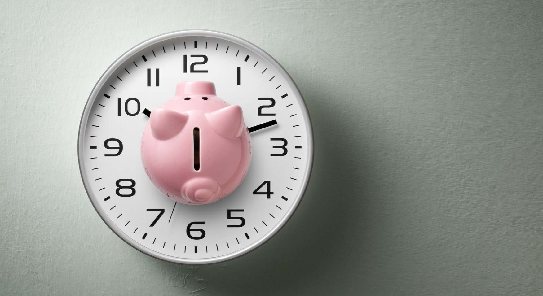 Una hucha sobre un reloj