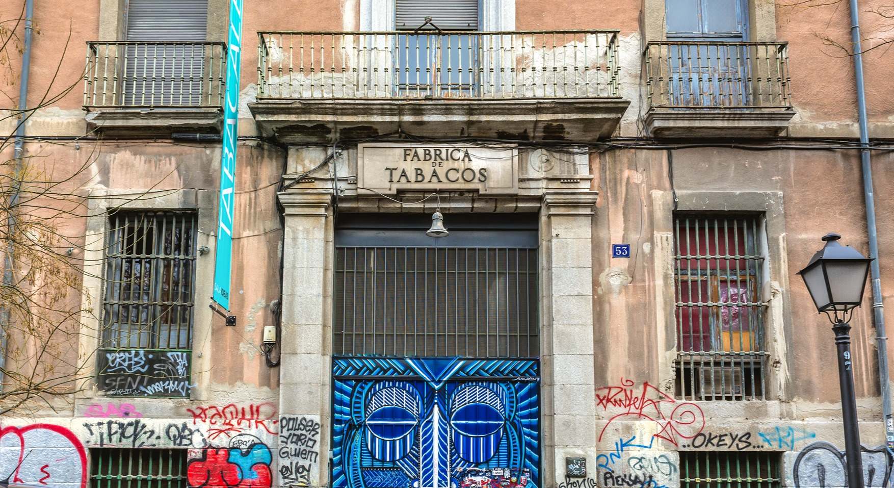 Una de las puertas del edificio Tabacalera de Lavapiés