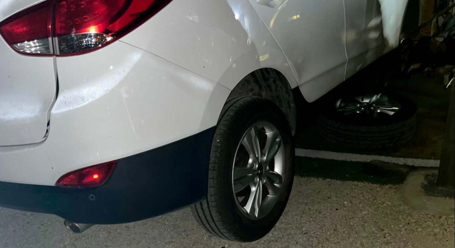 Vehículo que cayó sobre el hombre.