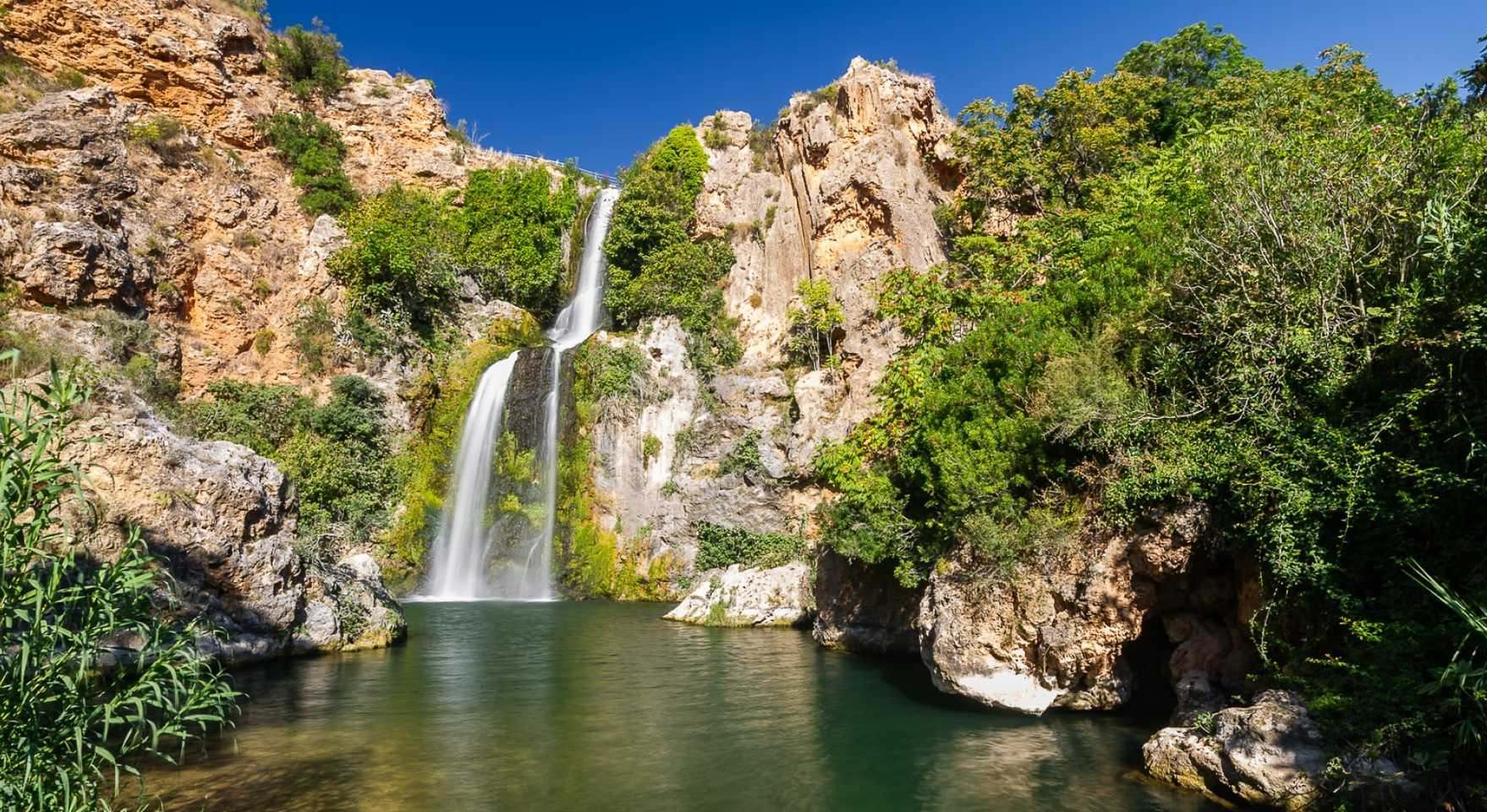 Cascada y zona de baño