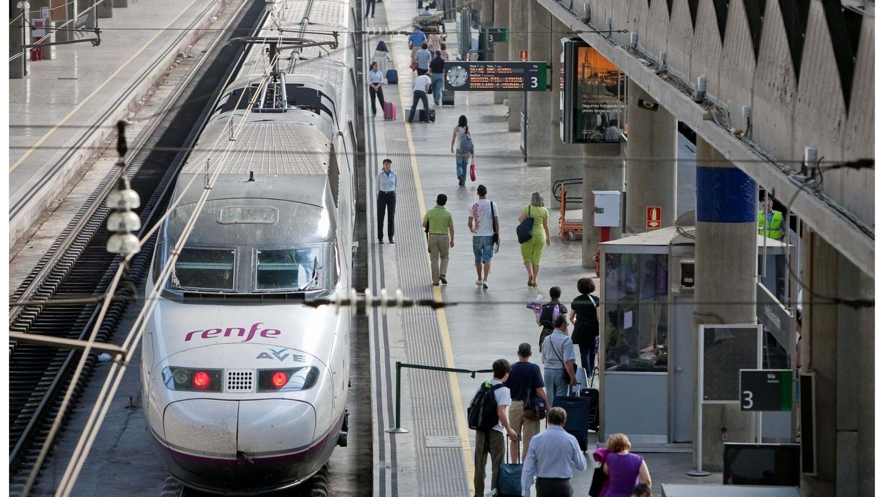 Un tren AVE estacionado en Santa Justa.