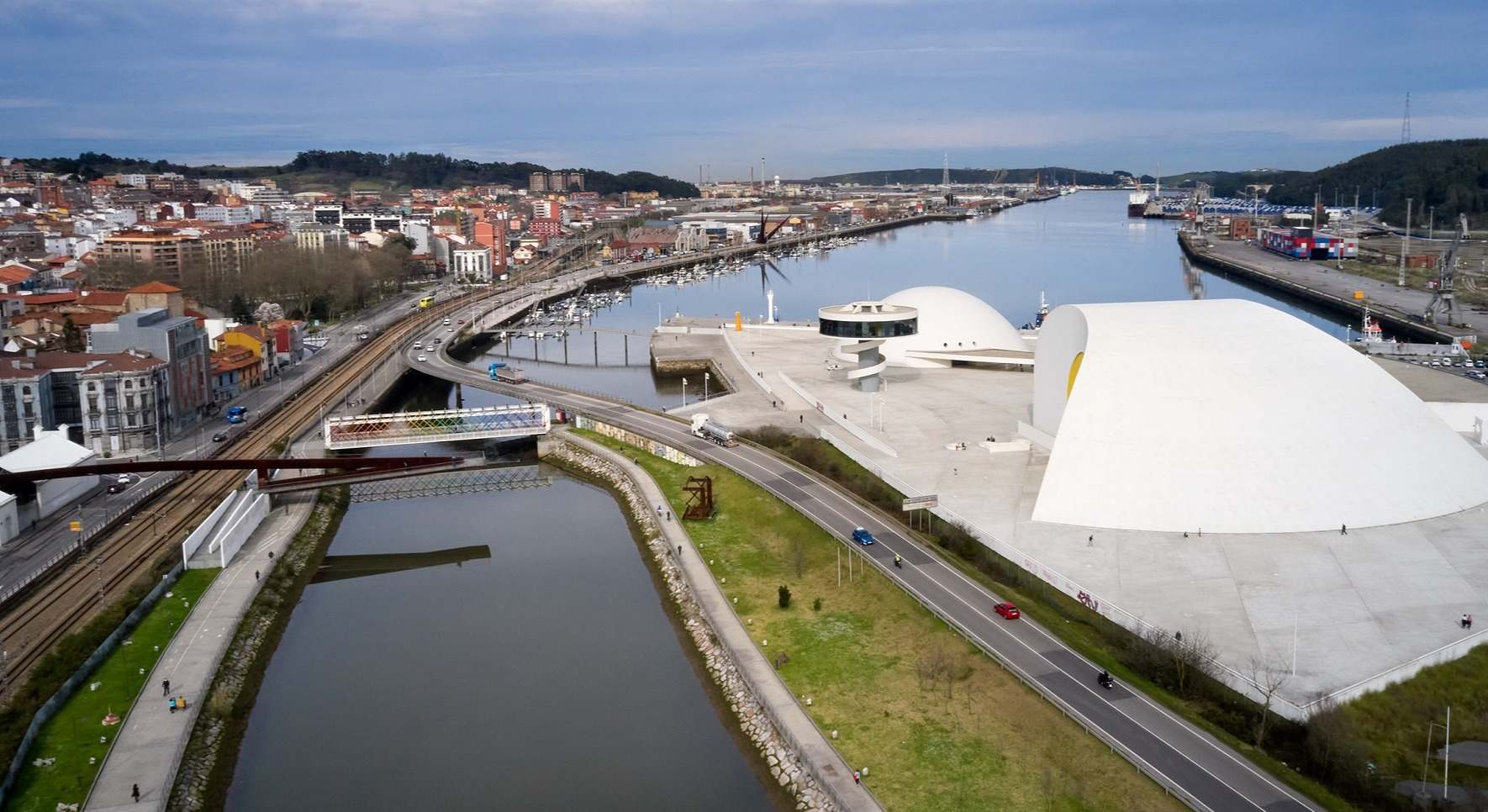Vista del Centro Niemeyer en la ría y el puerto de Avilés.