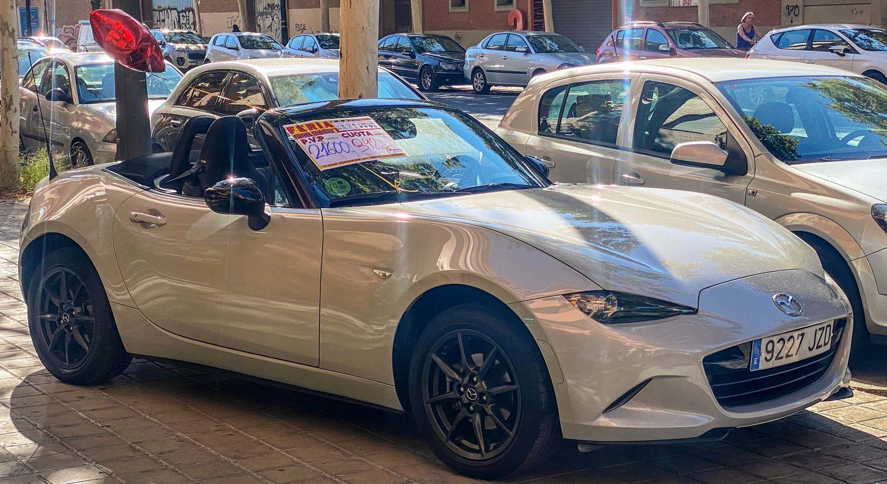 Coches deportivos usados en venta en la acera