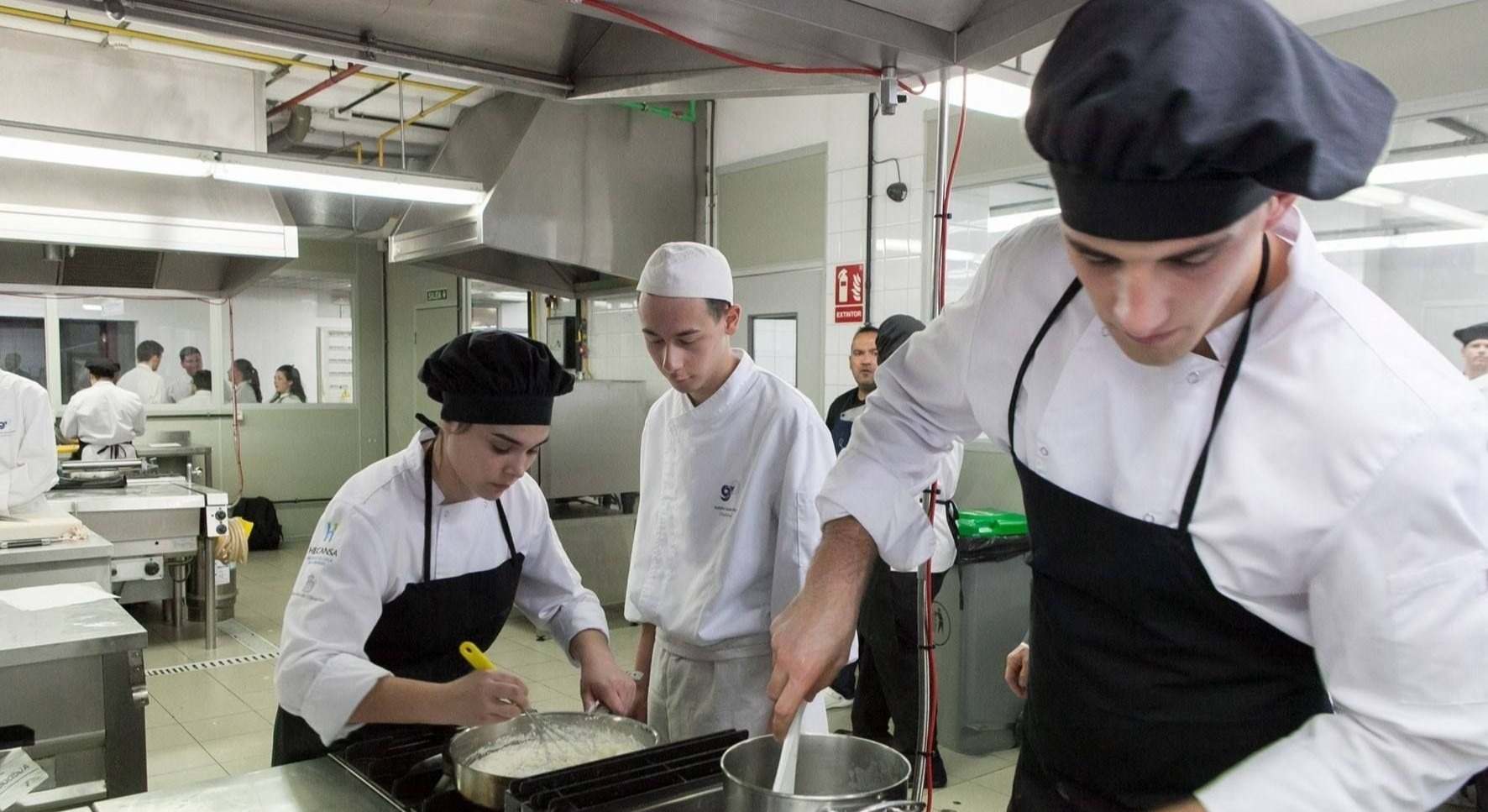 Imagen de recurso de unos jóvenes realizando prácticas.