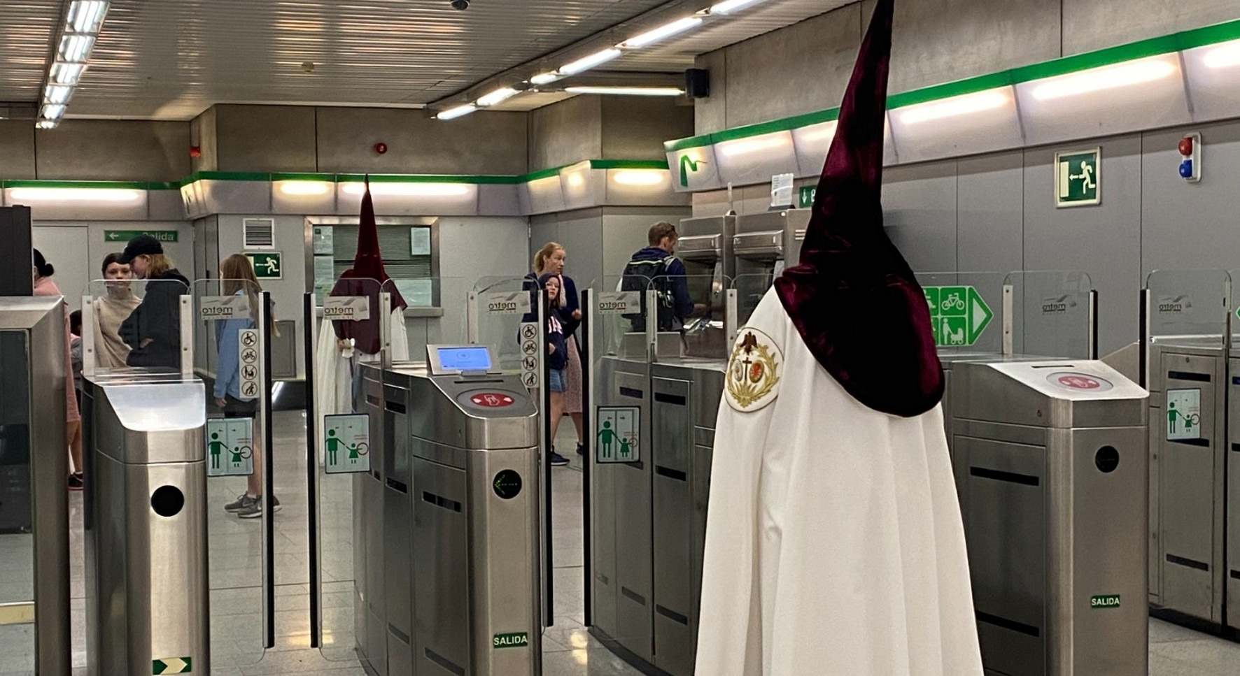 Usuarios del Metro de Sevilla durante la Semana Santa. / Foto: Junta de Andalucía