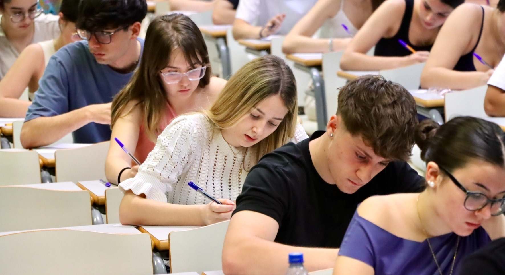 Estudiantes haciendo la PAU