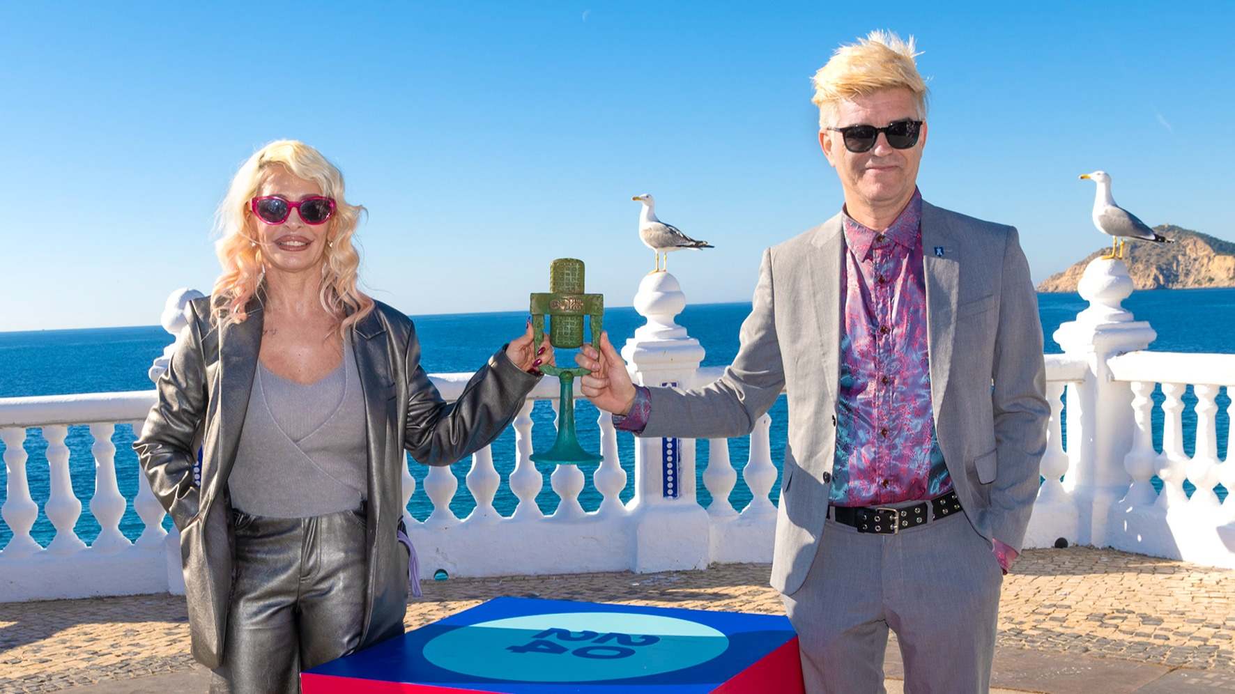 Nebulossa posa con el trofeo del Benidorm Fest
