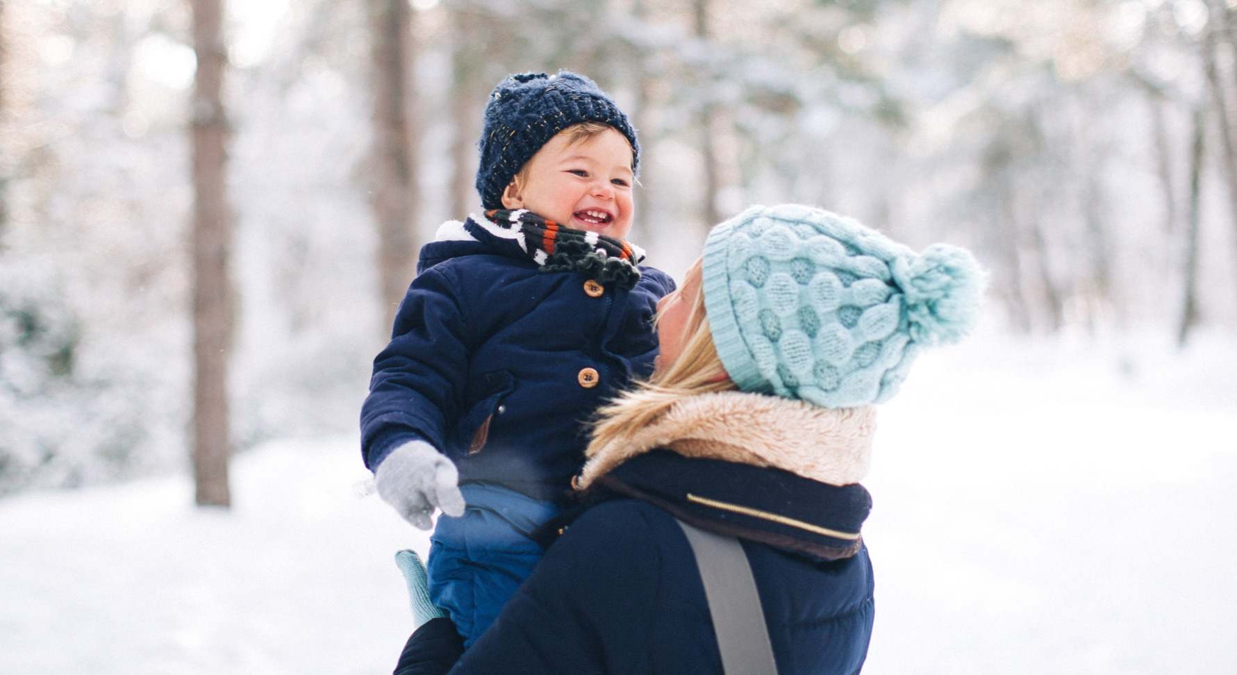 Bebé con su madre en la nieve