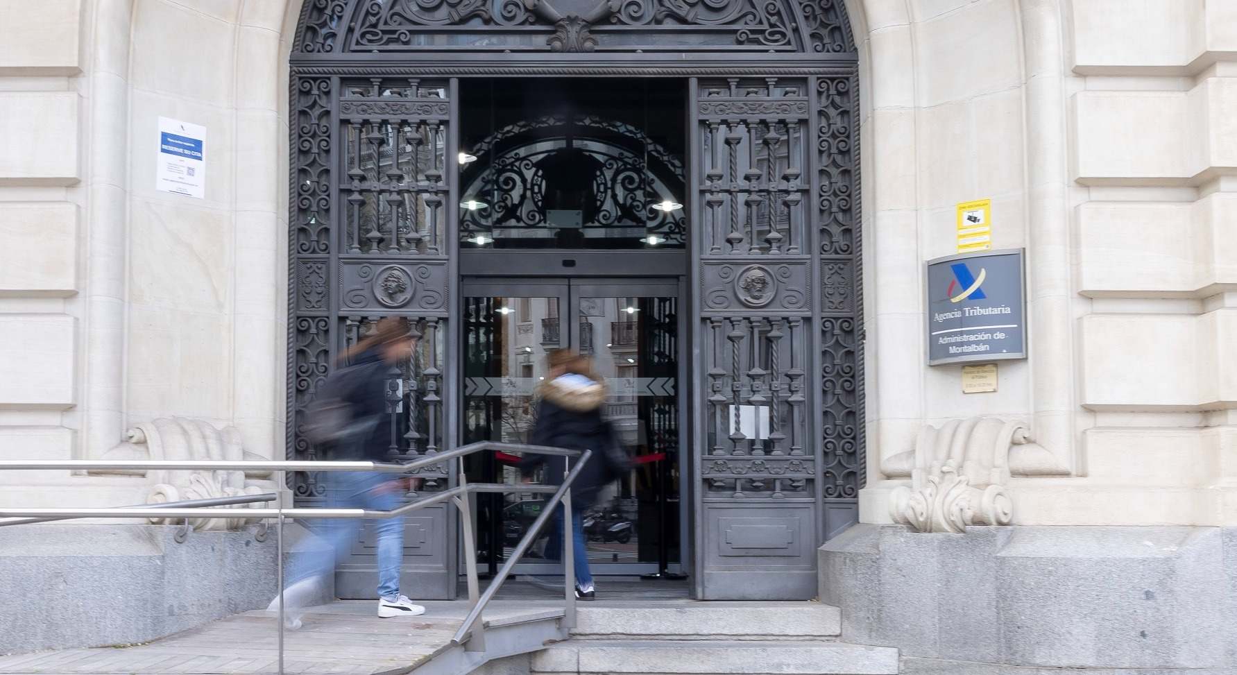 Dos personas entran a una delegación de la Agencia Tributaria