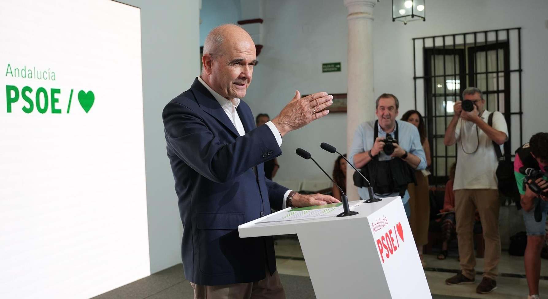 Manuel Chaves en rueda de prensa en la sede del PSOE.