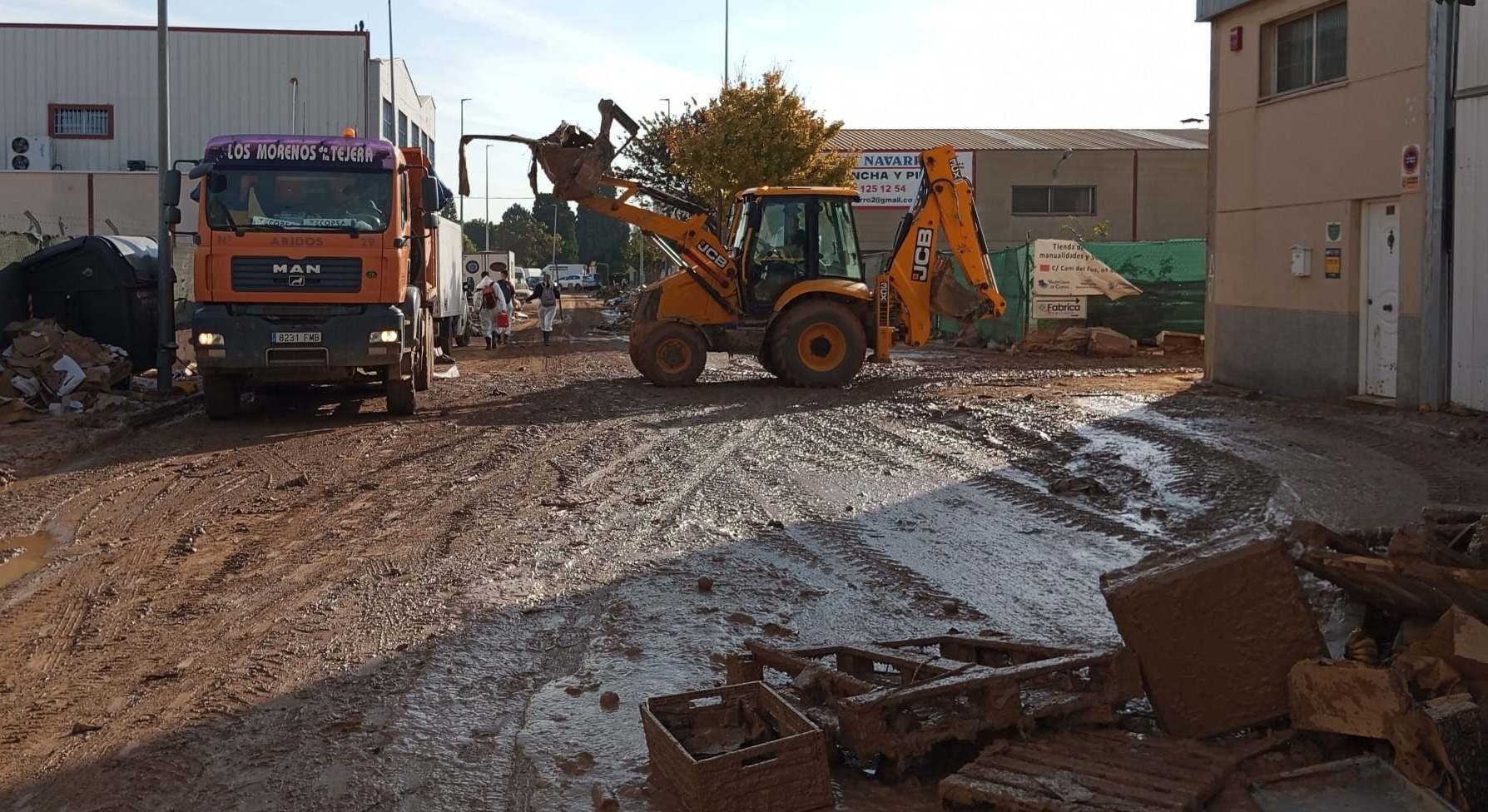 Trabajos de limpieza en un polígono industrial.