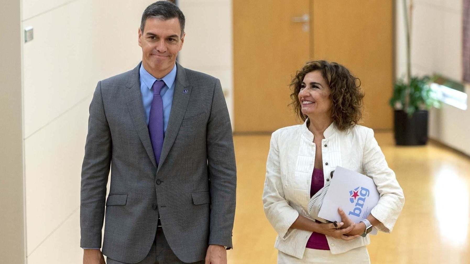 Pedro Sanchez, presidente del Gobierno, y la vicepresidenta primera y ministra de Hacienda, Maria Jesus Monteor