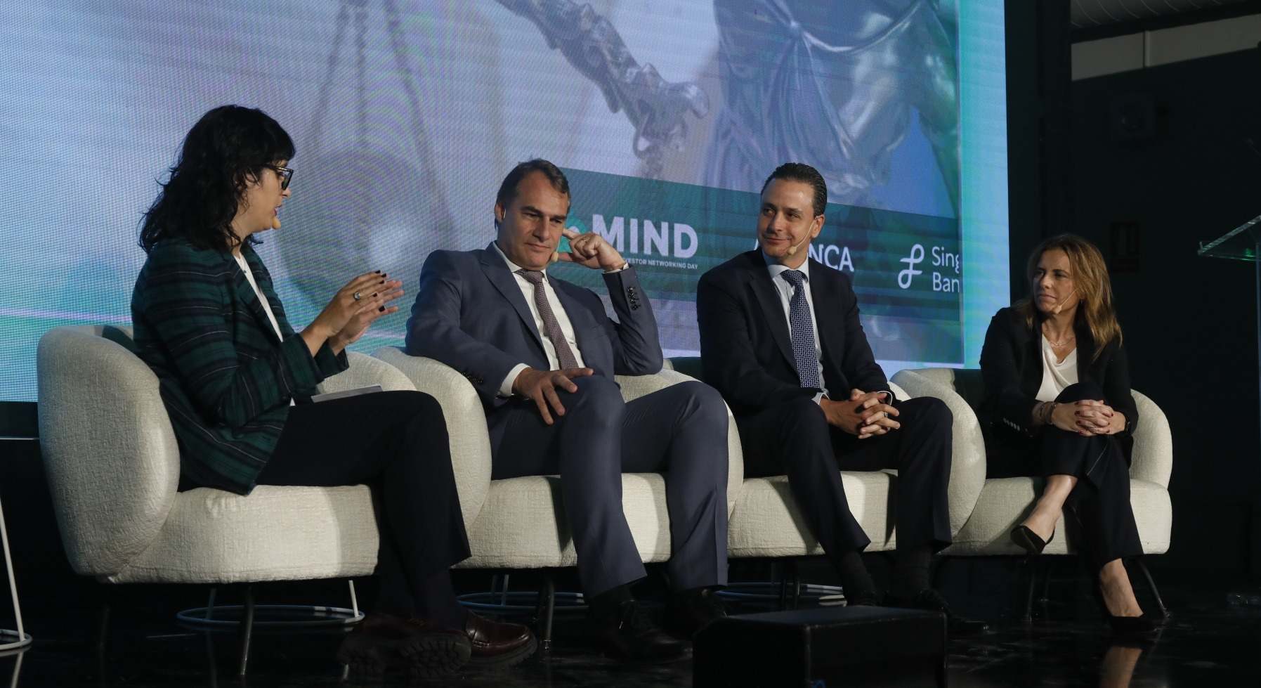 Imagen de Cecilia Prieto, moderadora de la mesa, Nicolás Barquero, CEO Santander AM España, Jaime Lázaro, responsable de Asset Management & Global Wealth de BBVA, BBVA AM, y Ana Martín de Santa Olalla, directora general de CaixaBank AM. Foto: Ana Morales.