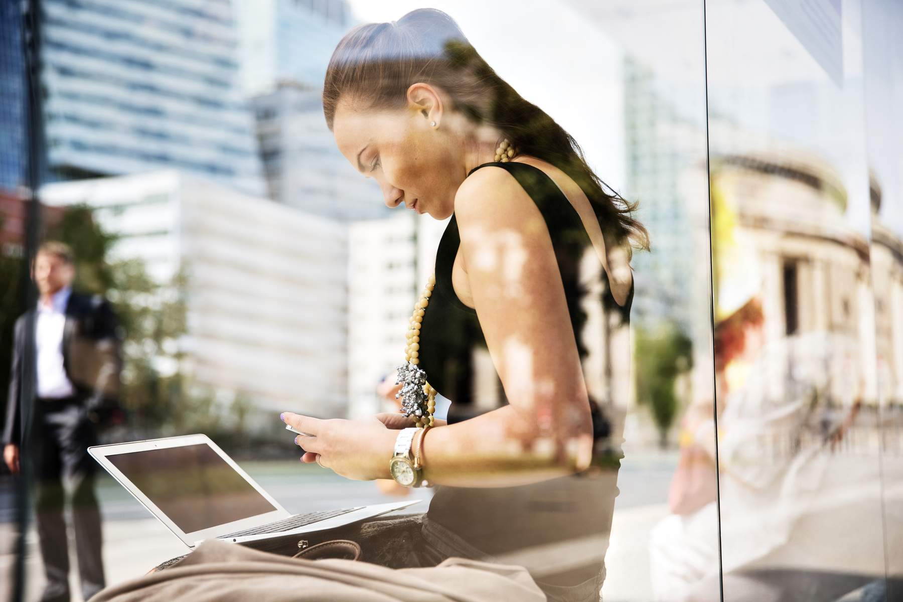 mujer-correo-electronico-email-movil-ordenador.jpg
