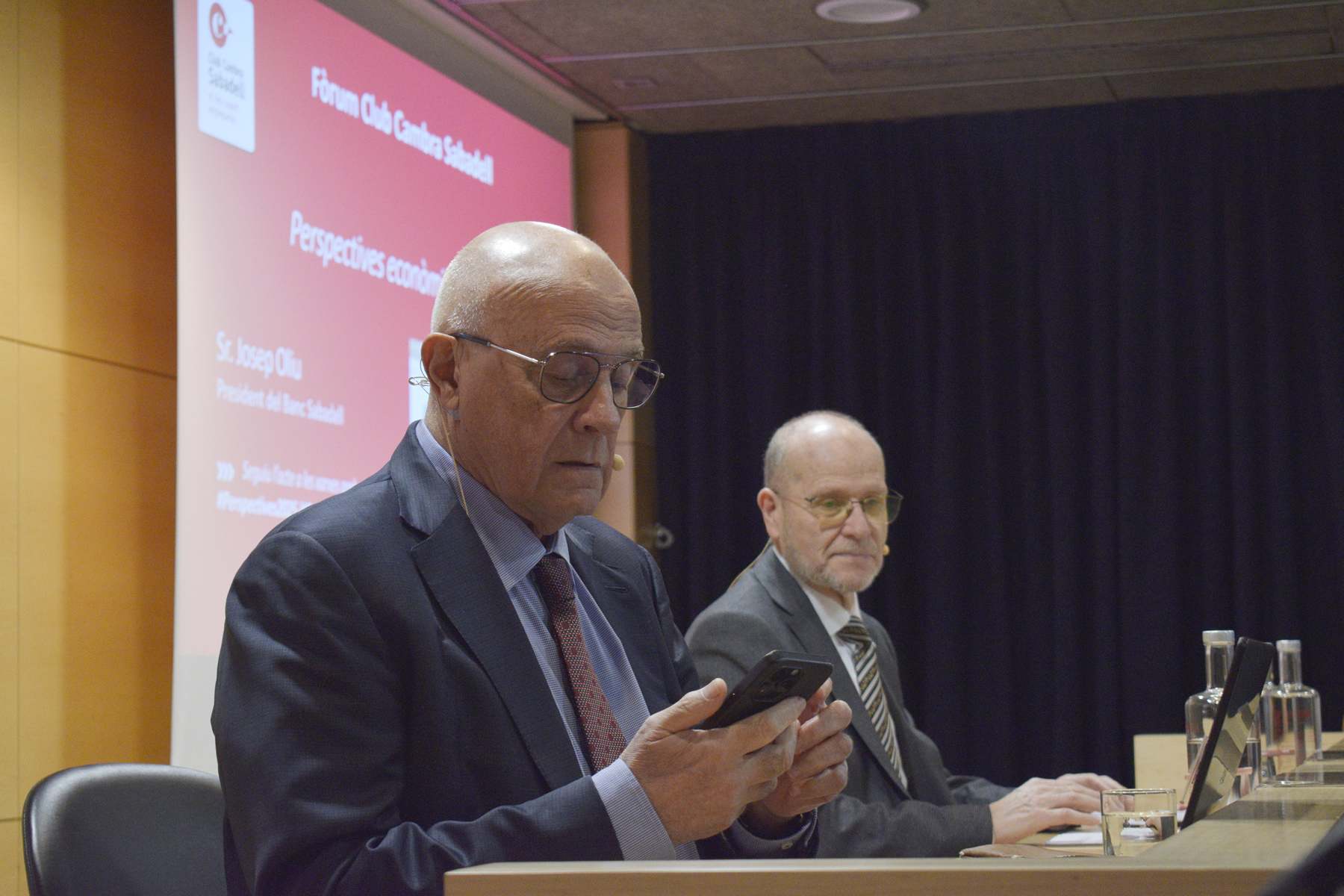 Josep Oliu, presidente de Banc Sabadell, durante la conferencia. EE