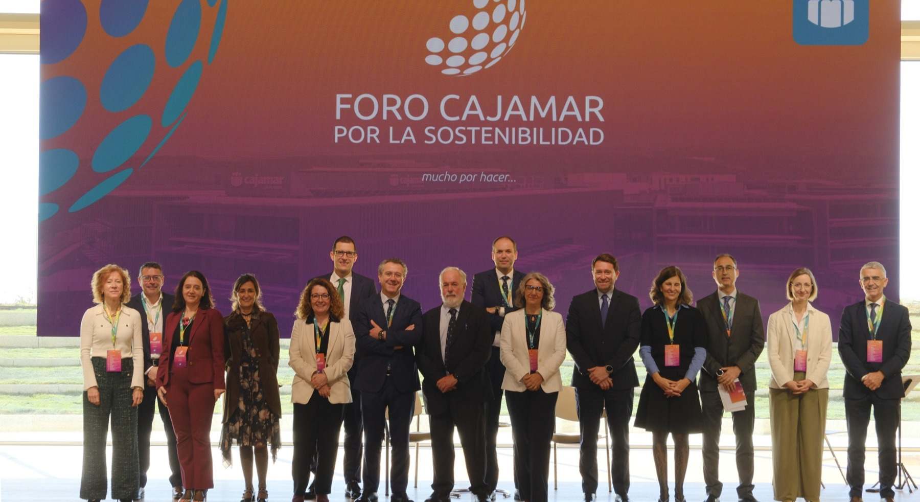 Directivos de Cajamar y ponentes del foro de sostenibilidad celebrado en Almería.