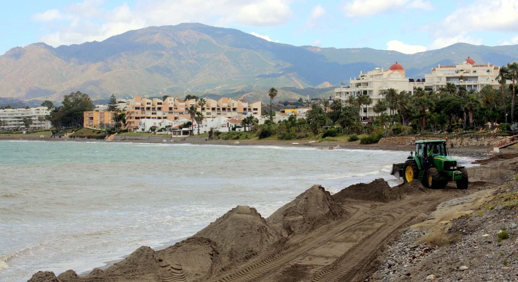 Trabajos de mejora de las playas en Estepona.