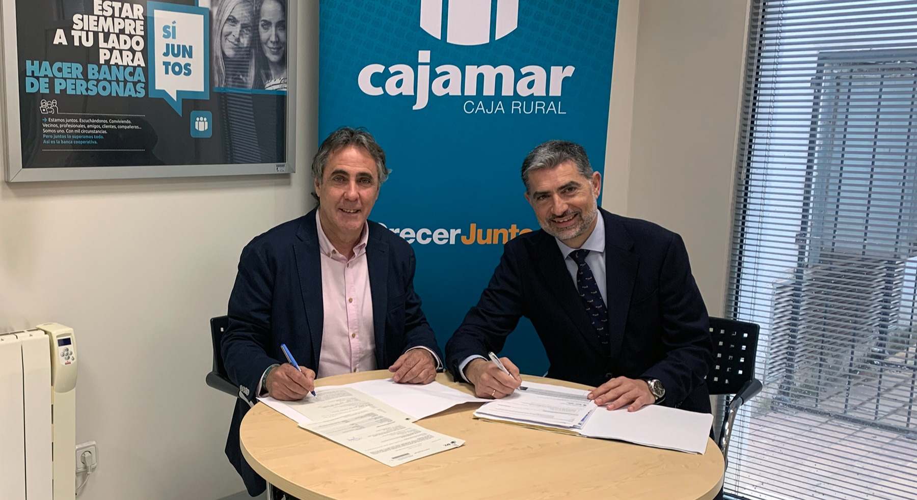 El presidente de la Comunidad de Regantes de los Canales del Bajo Carrión, Jose Antonio Ibarlucea López, y el director territorial de Cajamar en Castilla y León, José Antonio Benavides López.
