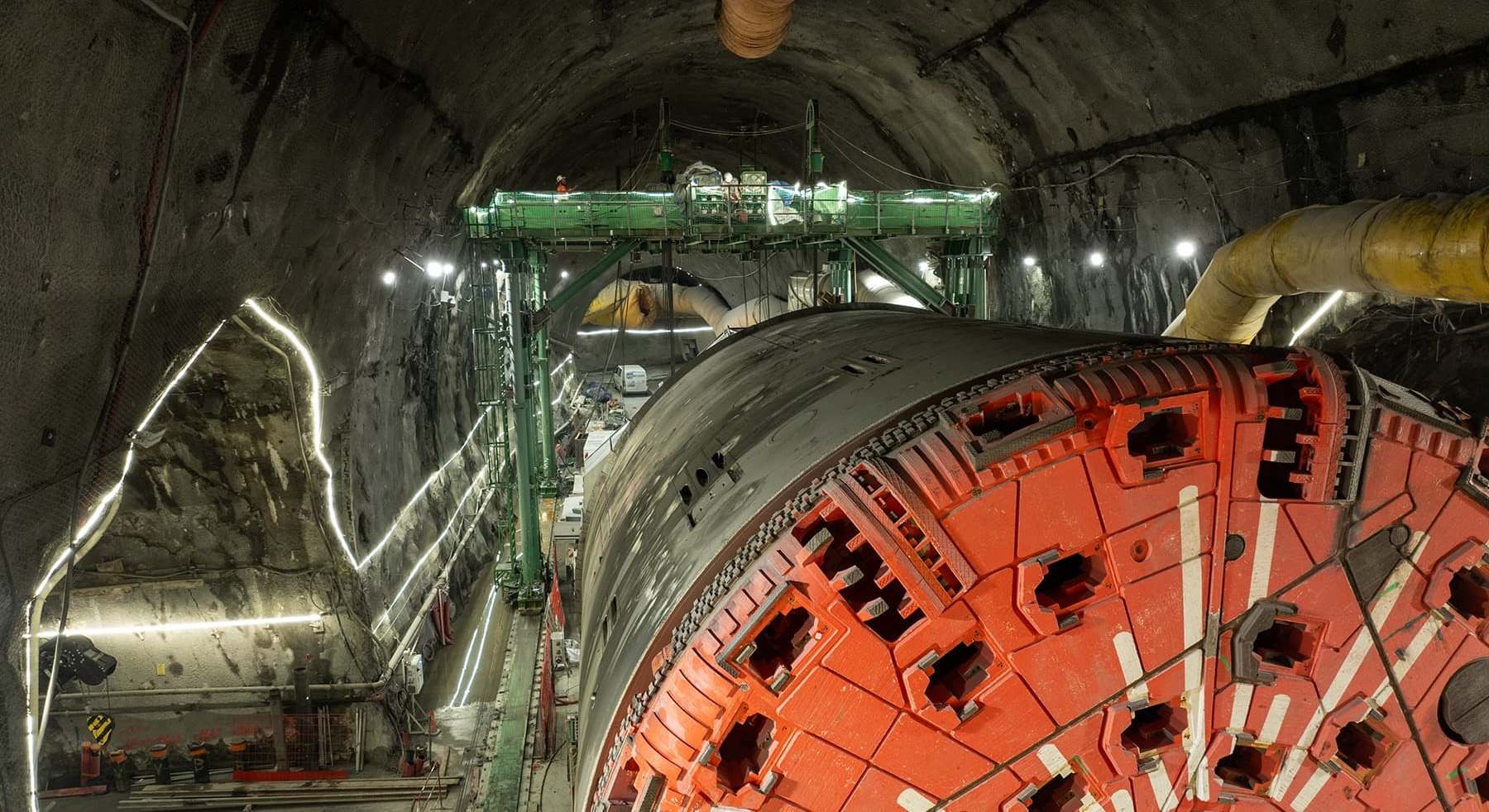 Tuneladoras trabajando en una sección del túnel. / TELT