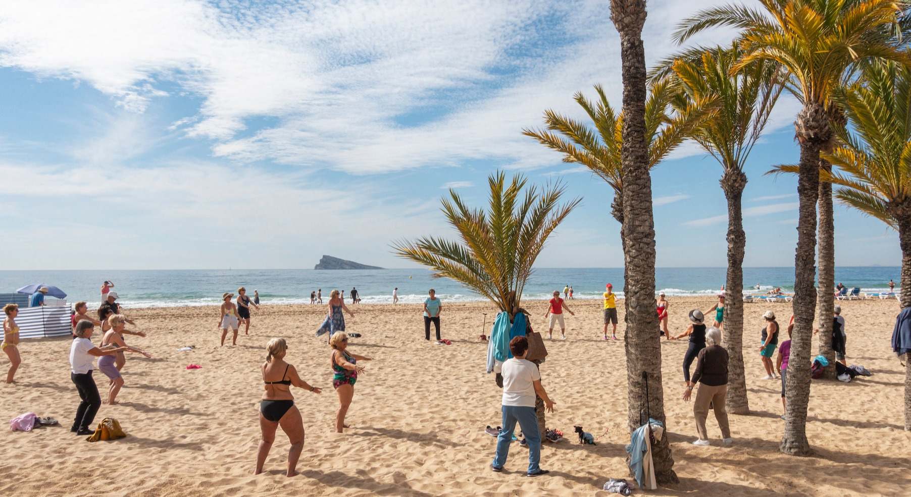 Una de las playas de Benidorm, con turistas senior.