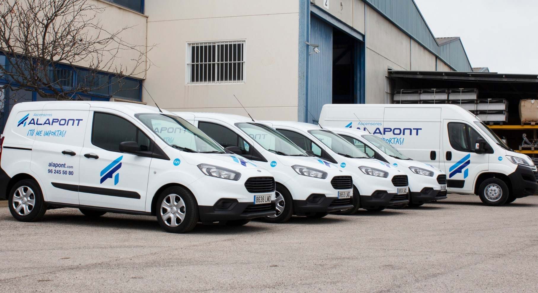 Vehículos del servicio técnico de Alapont.