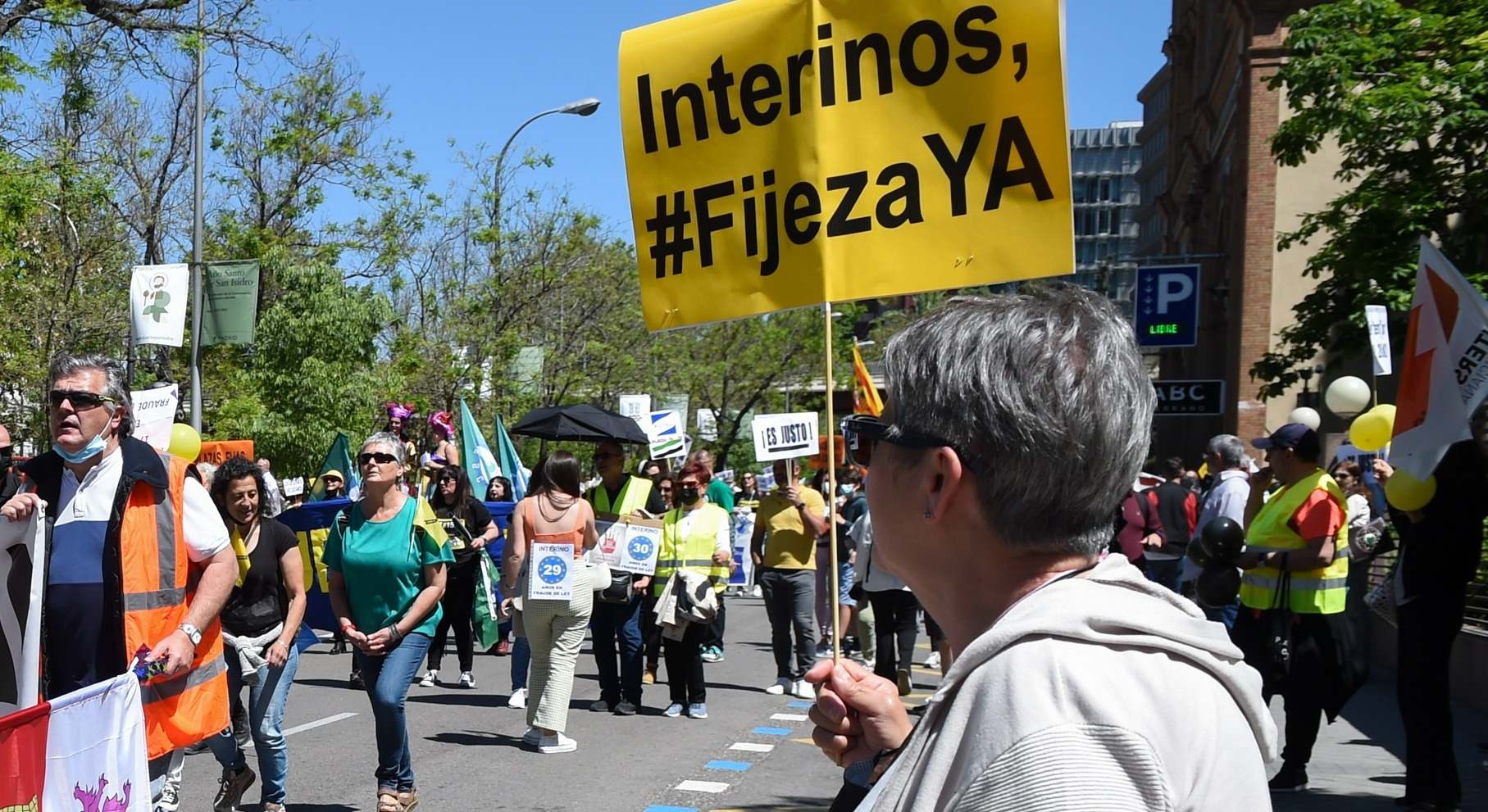 Una mujer en una protesta que reclama fijeza para los interinos