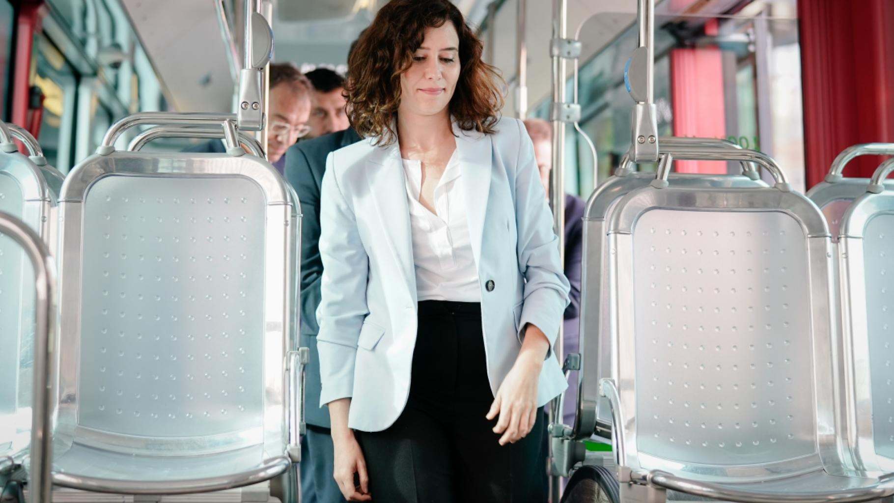 Isabel Díaz Ayuso en un autobús. / Comunidad de Madrid