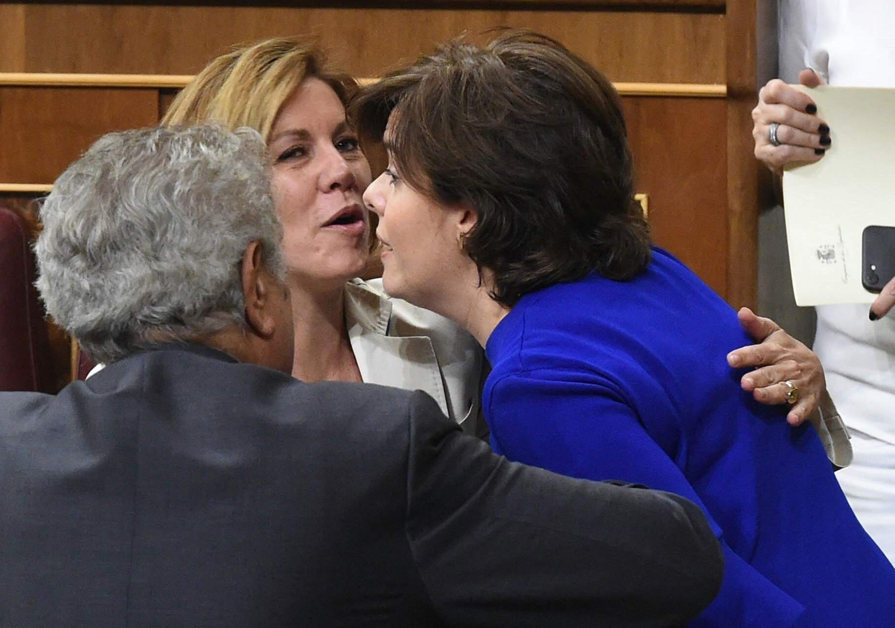 cospedal-santamaria-beso-congreso-efe.jpg