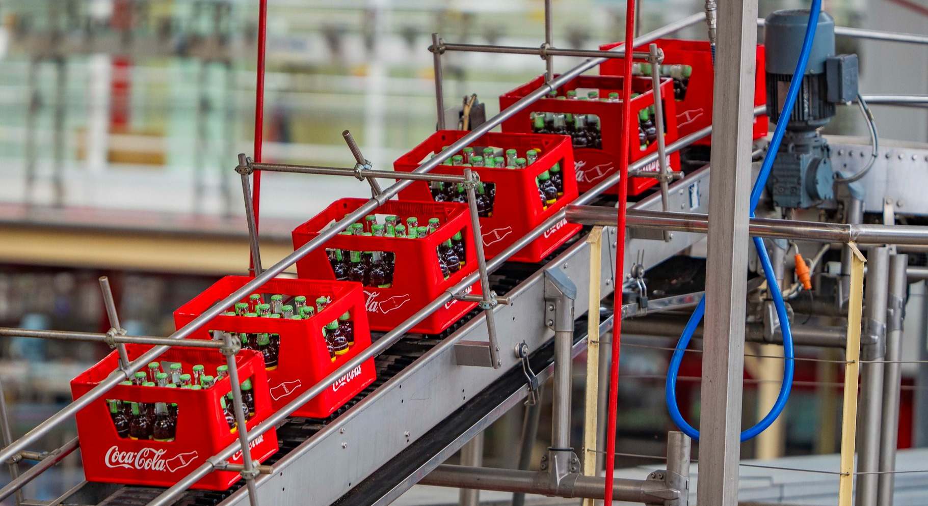 Una línea de la planta con cajas de botellas de Fuze Tea.