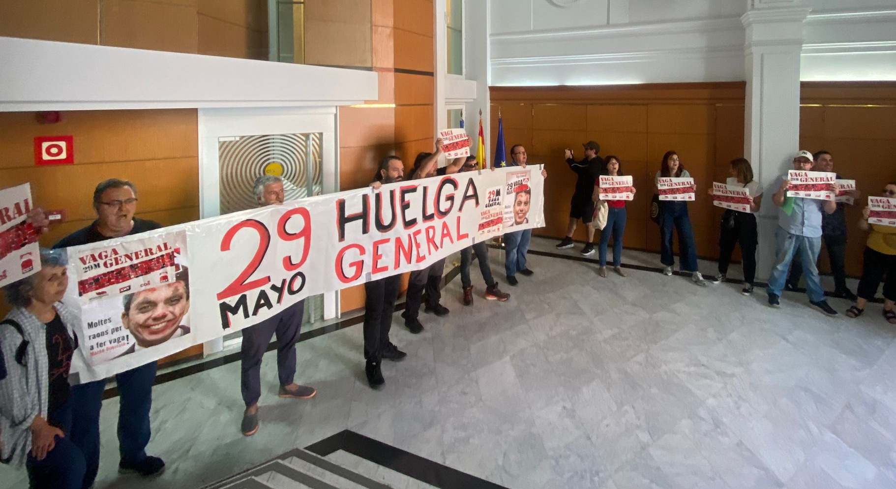 Imagen del hall de entrada con la protesta.