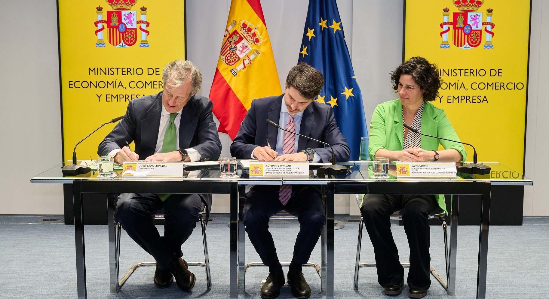 De izquierda a derecha, José Saiz Armada, director de Finanzas, Control y Desarrollo Corporativo (CFO) de Iberdrola; Antonio Lorenzo, jefe de la división de Financiación Corporativa en España del BEI; e Inés Carpio San Román, directora general de Financia