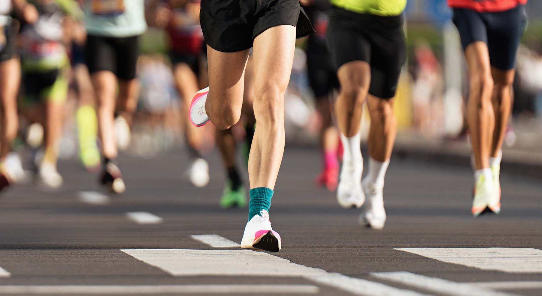 Corredores de maratón corriendo por la ciudad