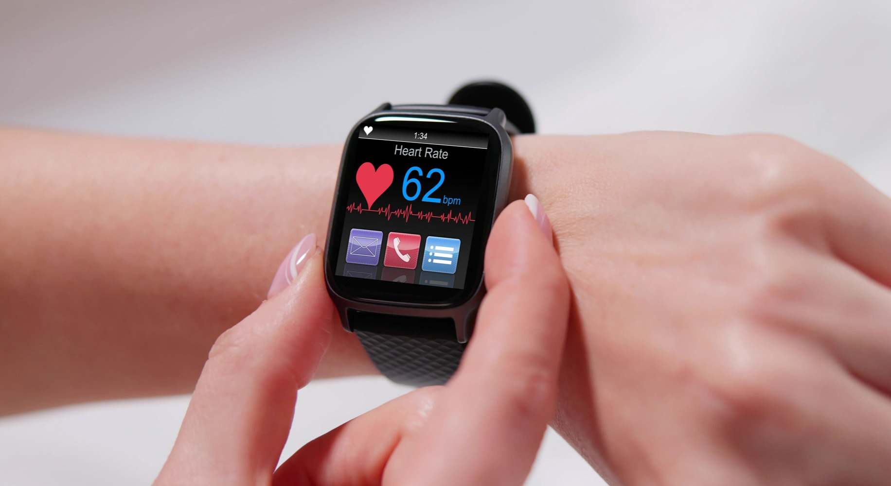 Reloj inteligente que muestra el monitor de latidos del corazón