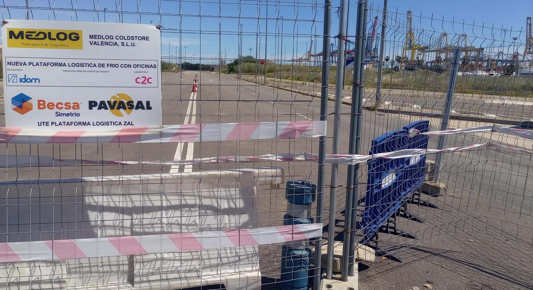 Acceso a la ZAL con un cartel de las constructoras.