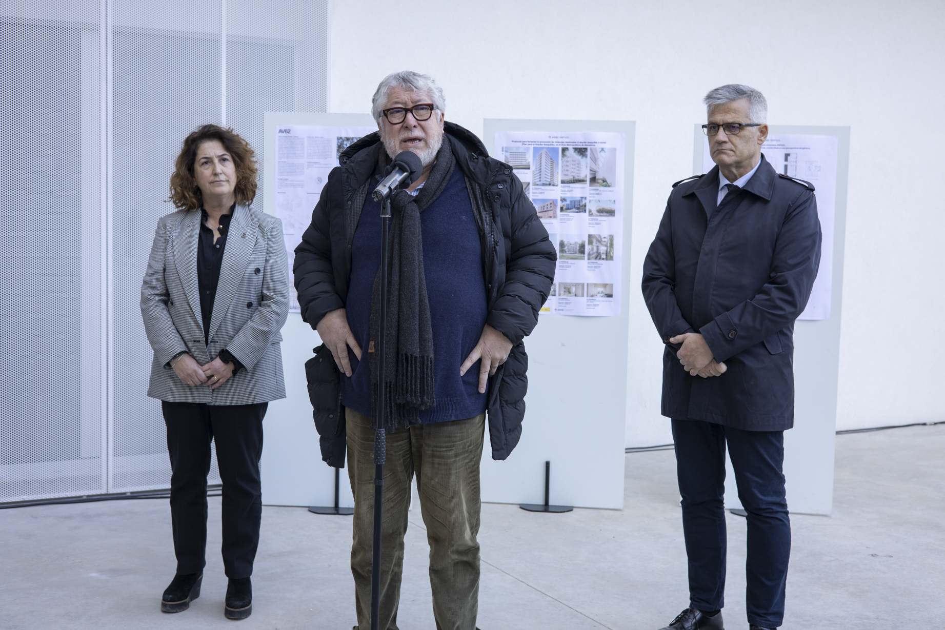 De izquierda a derecha: Olga Morales, alcaldesa de Viladecans; Antonio Balmón, vicepresidente ejecutivo del AMB, y David Lucas Parrón, secretario de Estado de Vivienda y Agenda Urbana. EE