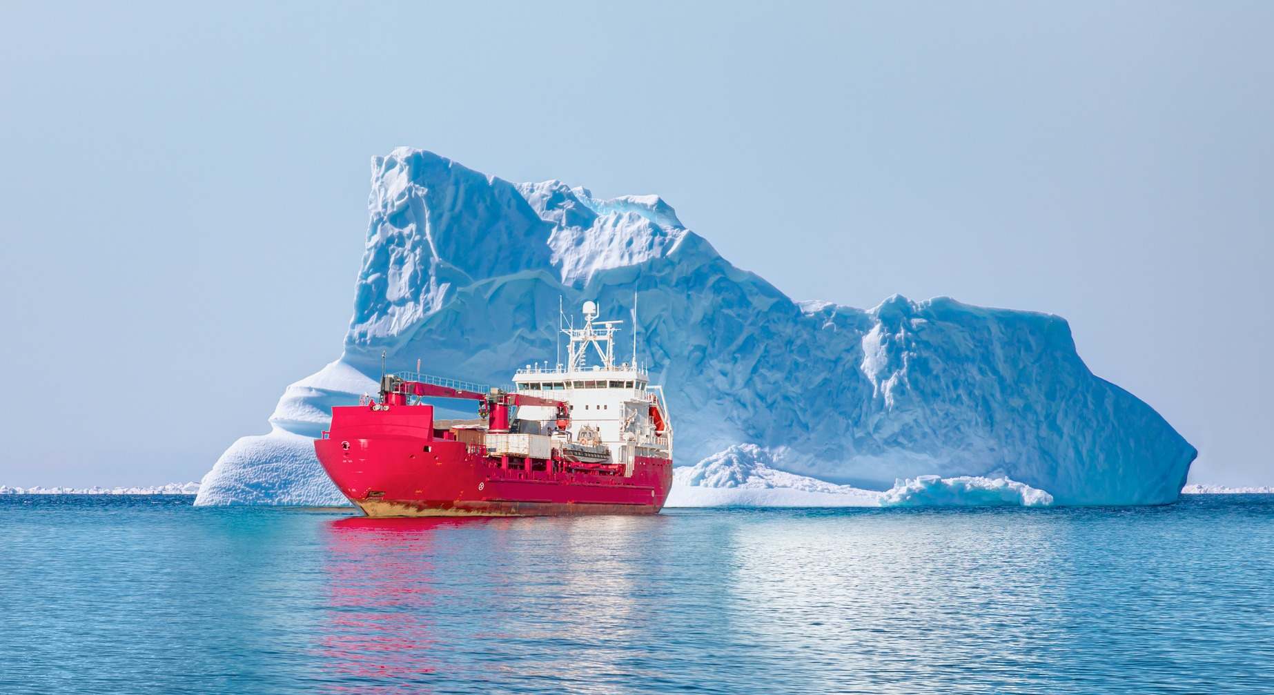 Barco carguero ante un iceberg
