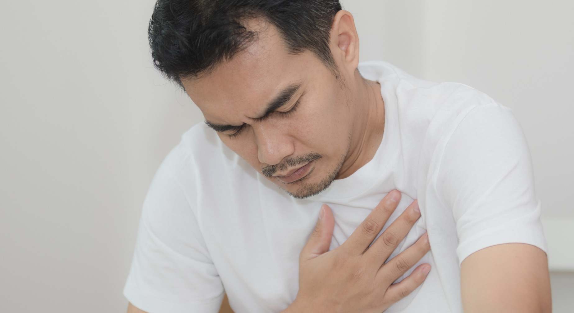 Hombre con reflujo cuando se despierta por la mañana