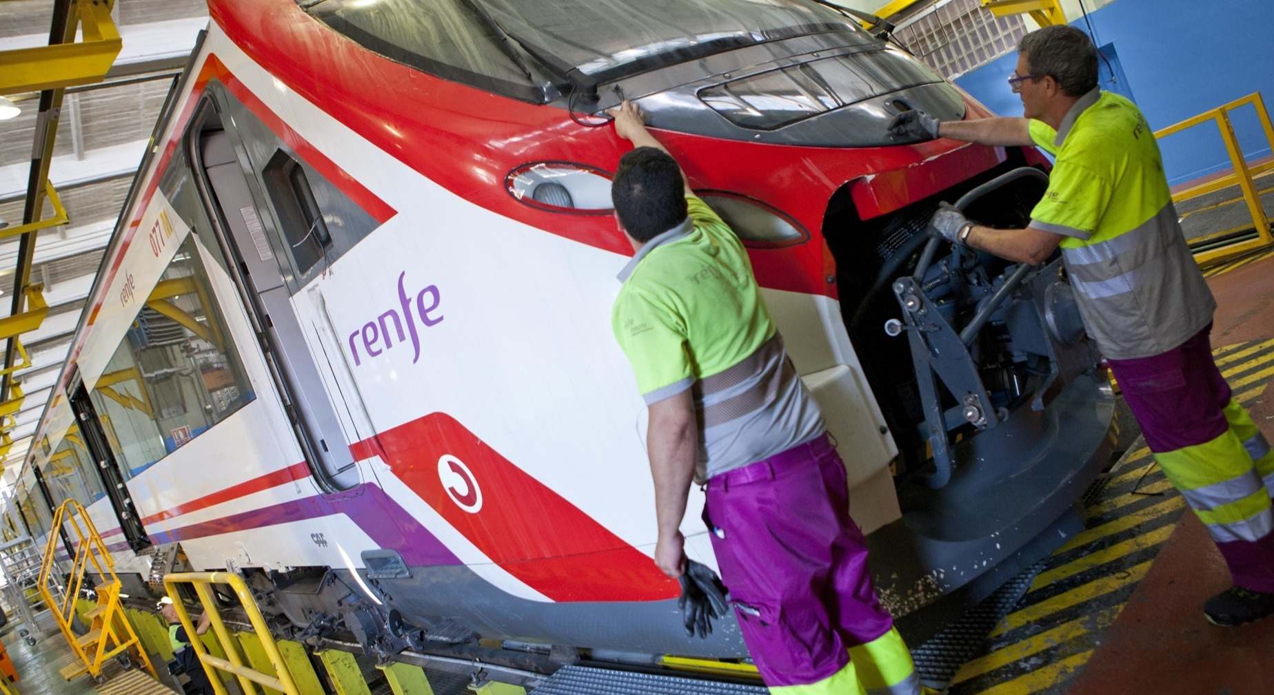 Operarios trabajando en el mantenimiento de un tren de Cercanías Renfe. / EP