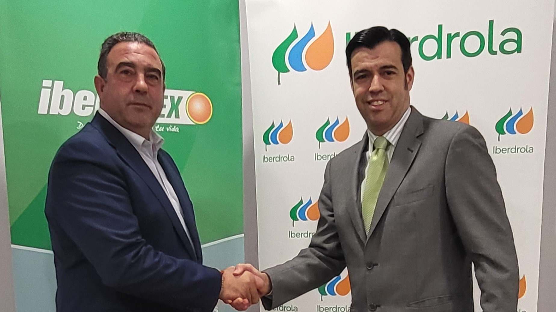 Firma del acuerdo entre Lorenzo Florencia Cuenda, presidente de Iberdoex, y Borja Cañas Rodríguez-Rubio, Delegado Territorial de Iberdrola Clientes en Extremadura y Andalucía.