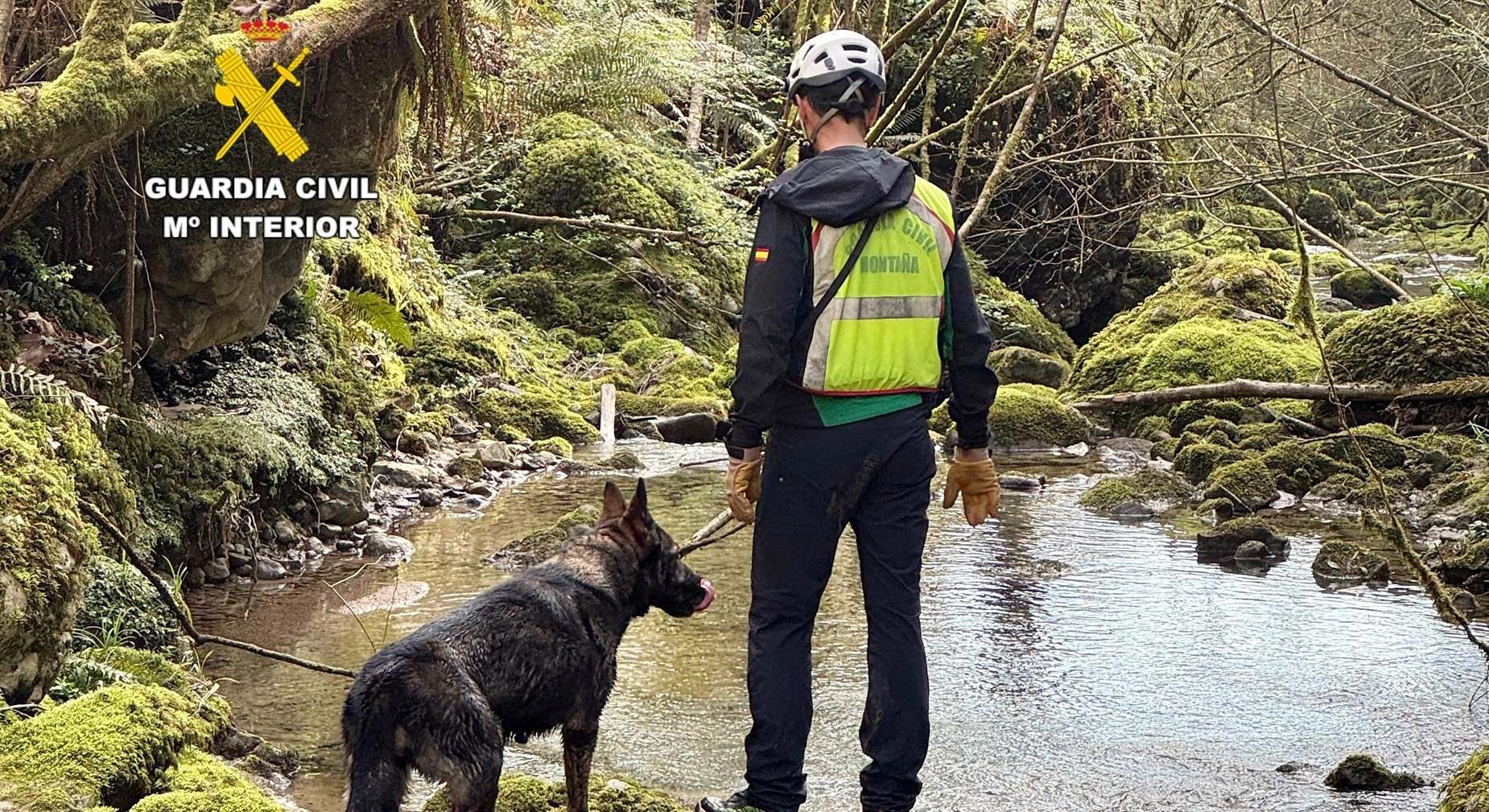 Agente con perro en la búsqueda realizada en el Arroyo de Panes (Cantabria)