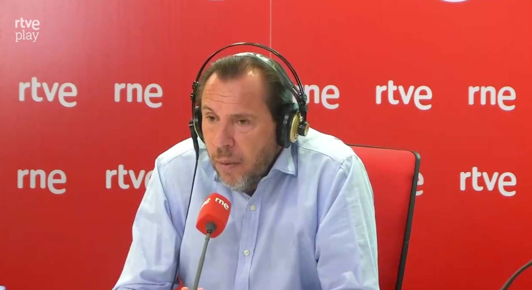 El ministro de Transportes y Movilidad Sostenible, Óscar Puente, en una entrevista en RNE