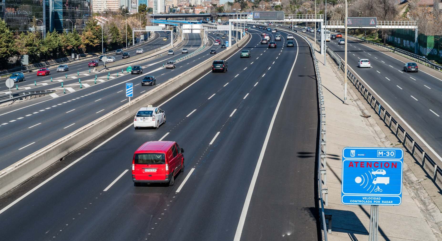 Carretera con velocidad controlada por radar
