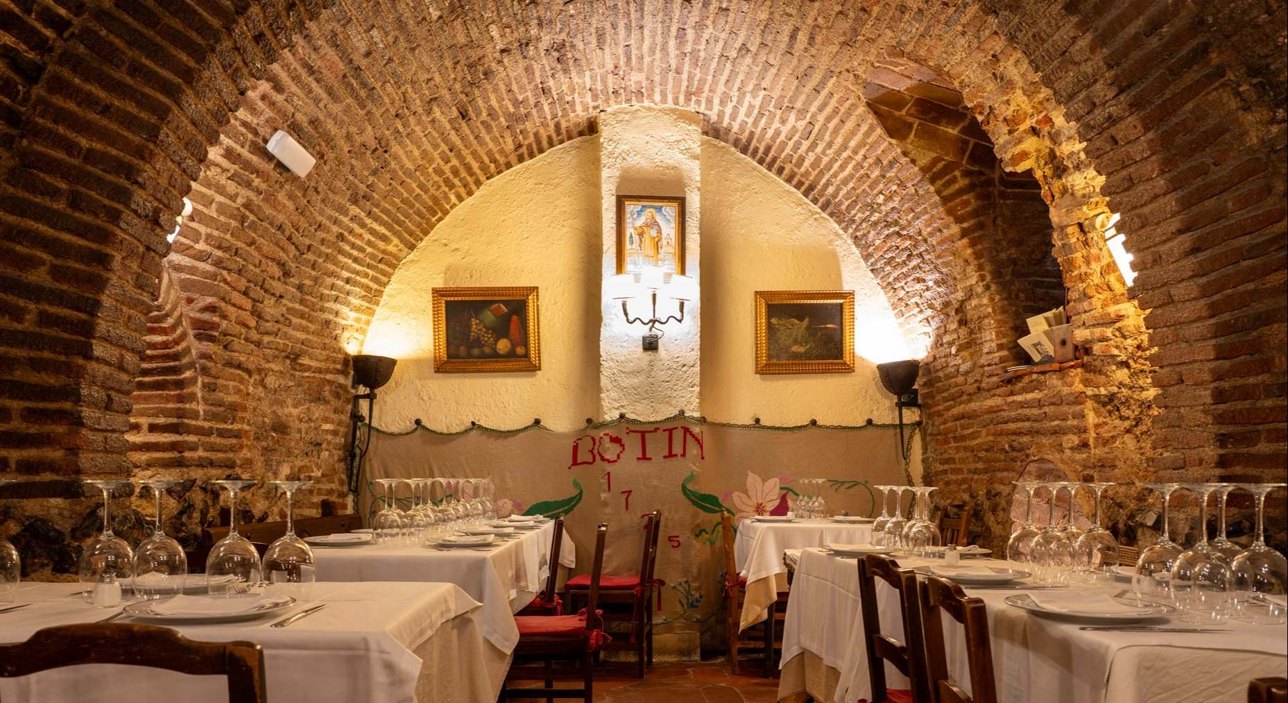Salón abovedado en las entrañas del restaurante Botín.