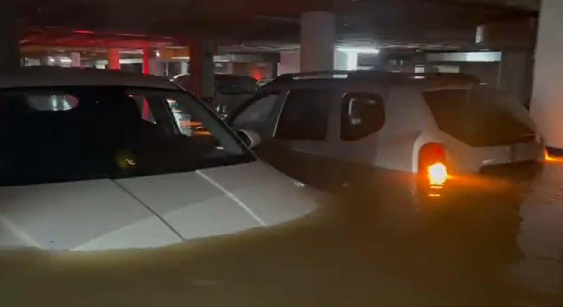 Estado en el que han quedado los coches aparcados en el garaje inundado en Alcorcón