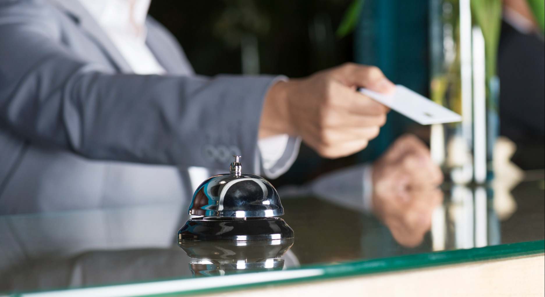 Un cliente efectúa una reserva en un hotel