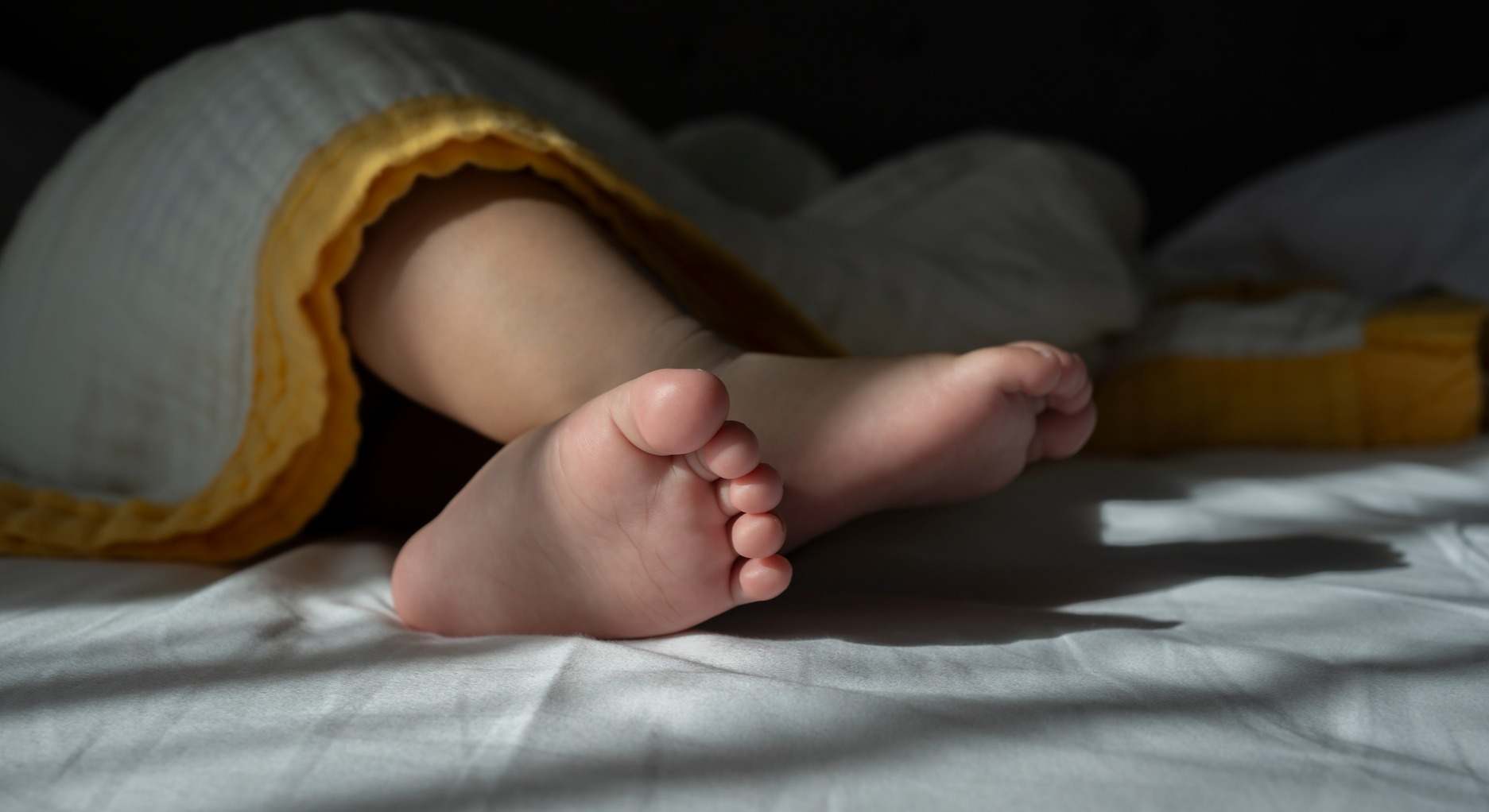Pies de una persona durante la siesta