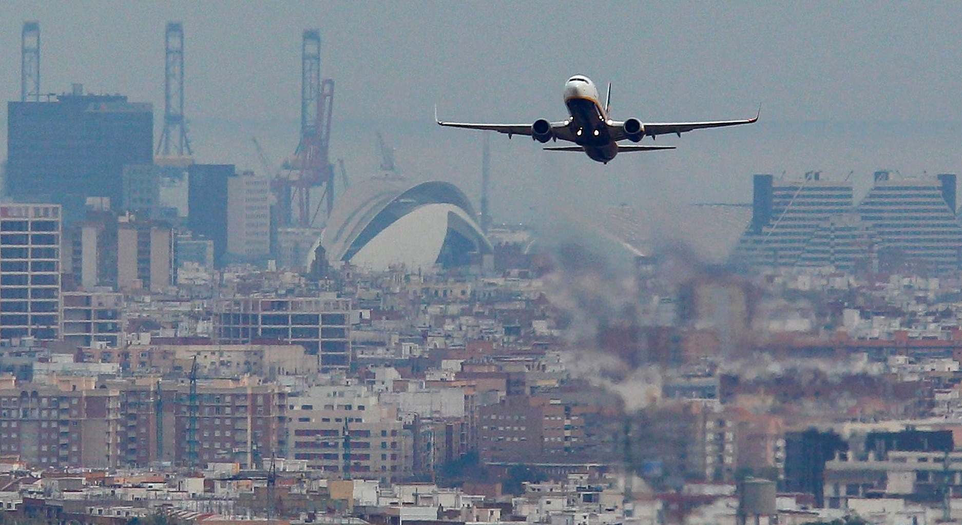 Un avión aterrizando en Valencia.