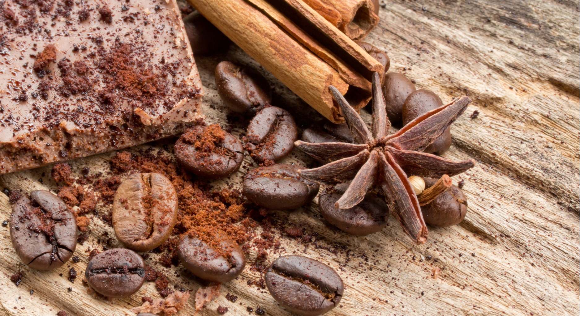 Cacao y granos de café sobre una mesa de madera